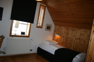 DOUBLE/TWIN ROOM with shared bathroom & kitchen - room