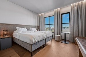 Deluxe Queen with Sea View room