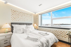 Emerald Luxury Suite w/access to terrace & jacuzzi room