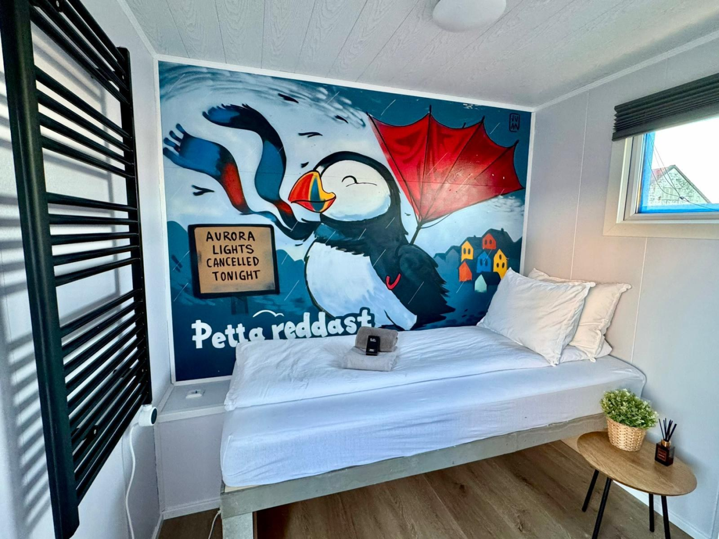 Budget single with private bathroom & breakfast room