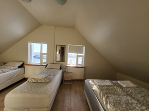 w/shared bathroom room