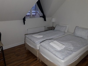 2 manna herbergi með aðgang að sameiginlegum baðherbergjum og eldhúsum room
